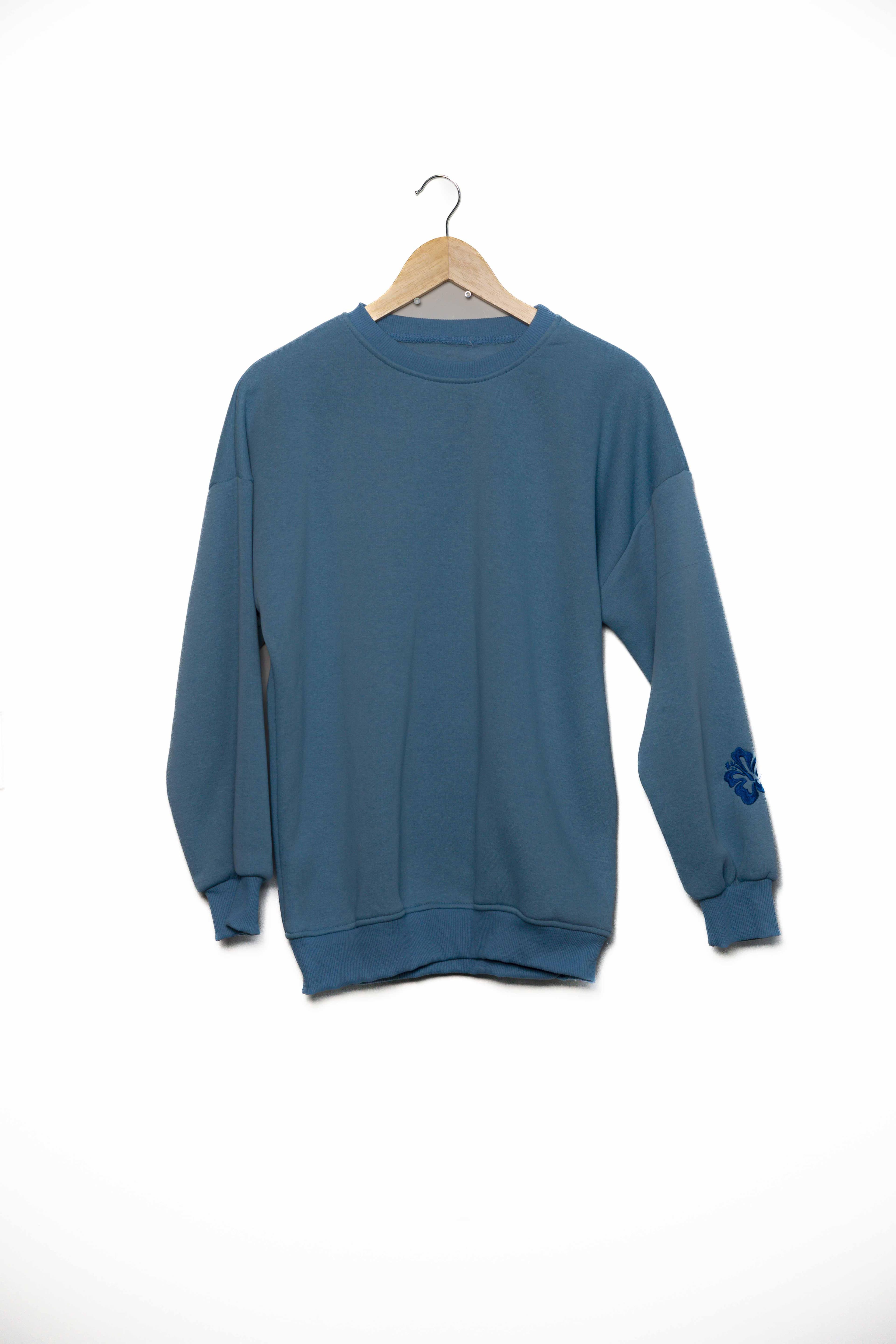 Bisiklet yaka 3 ip şardonlu kolu çiçek nakışlı sweatshirt